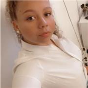 Étudiante infirmière donne des cours de math aux élèves de primaires, collège et lycée